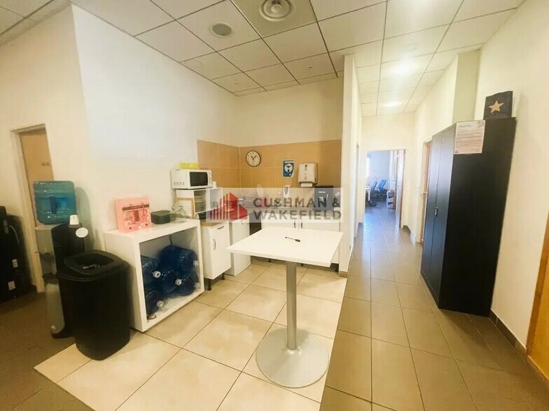Flex in Nîmes for lease - Interior Photo - Image 3 of 3