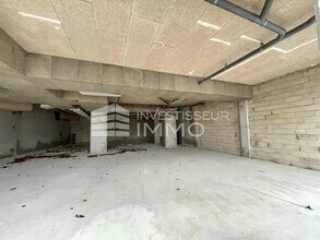 Retail in Savigny-le-Temple for lease Interior Photo- Image 1 of 2