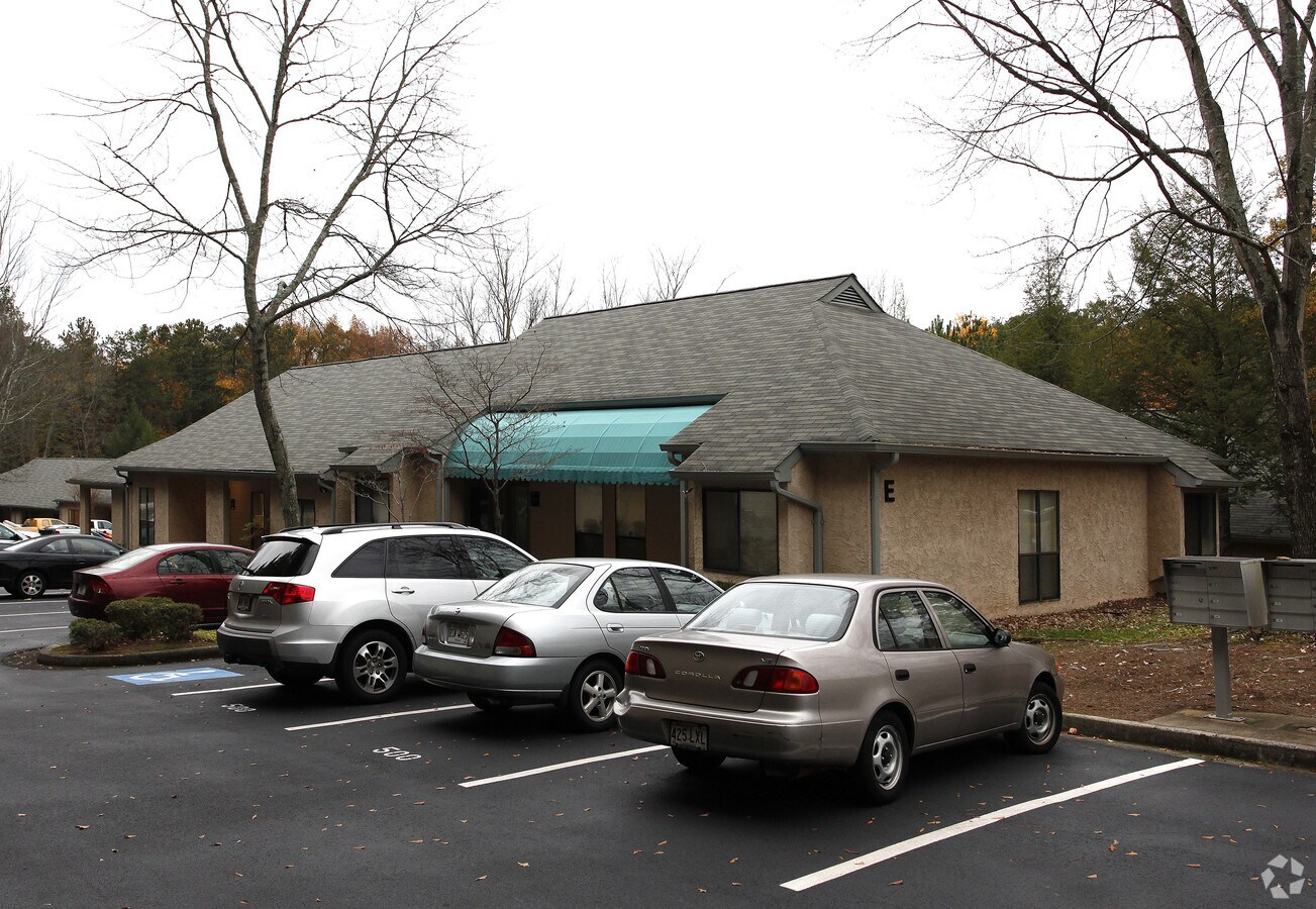 875 Old Roswell Rd, Roswell, GA 30076