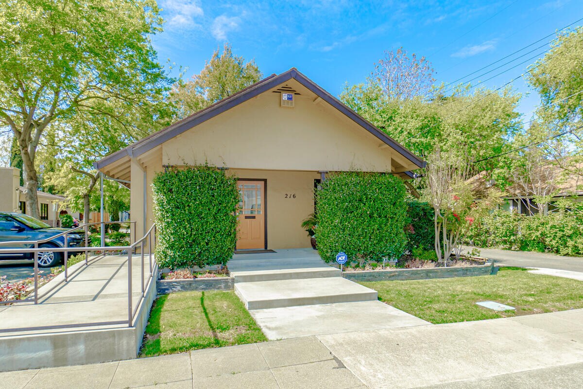216 Cleveland St  