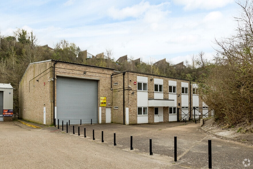 Unit B4 Ullswater Cres, Coulsdon for lease - Primary Photo - Image 1 of 3