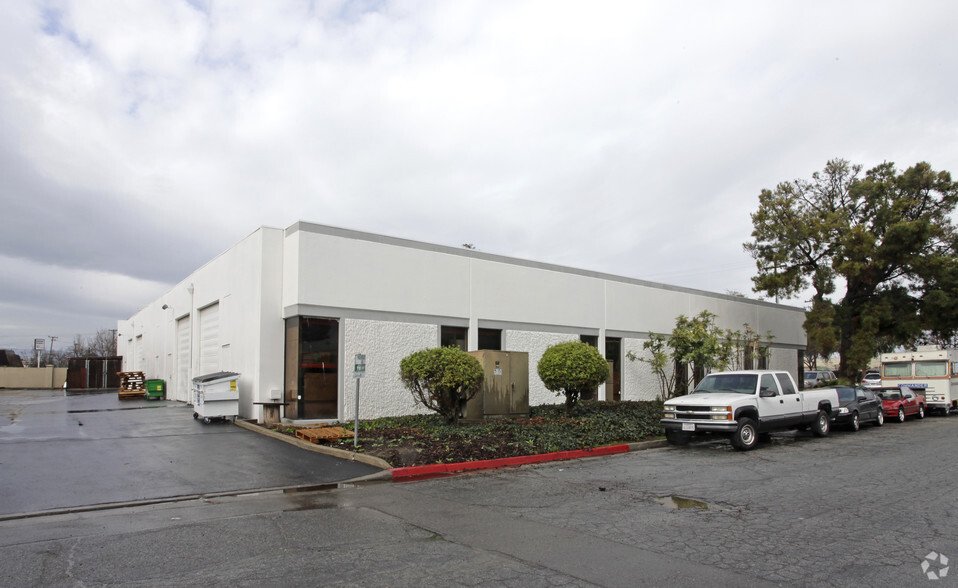 684-688 E Gish Rd, San Jose, CA for lease - Primary Photo - Image 1 of 9