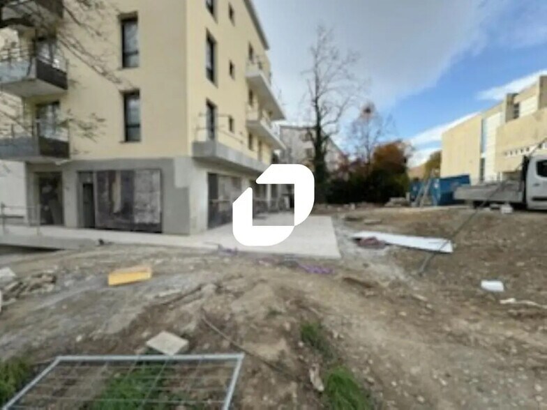 Retail in Voiron for lease - Building Photo - Image 3 of 7