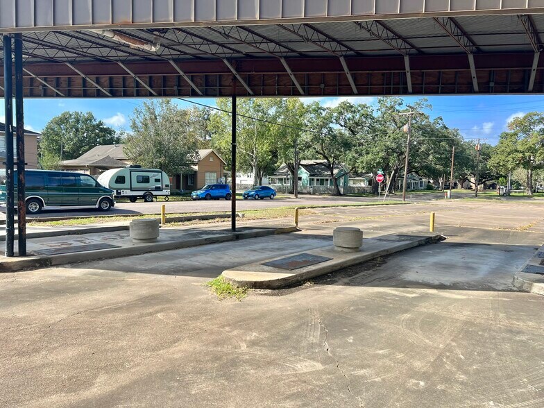 218 W Blum St, Alvin, TX 77511 Retail for Sale
