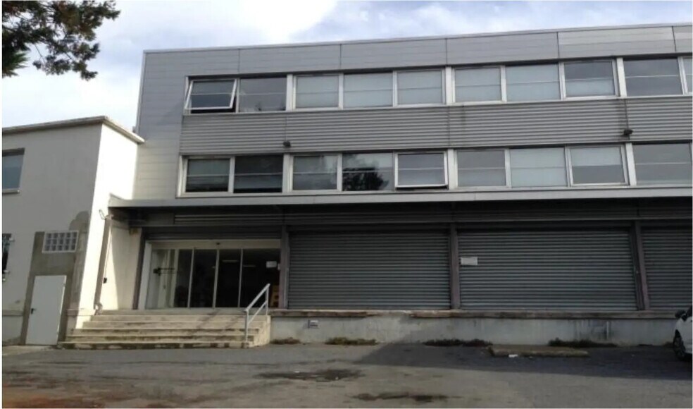 Office in Nanterre for lease - Building Photo - Image 1 of 23