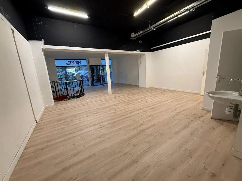 Retail in Paris for lease Interior Photo- Image 1 of 9
