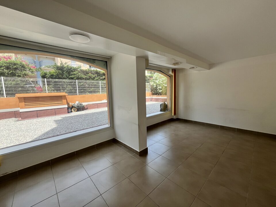 Retail in Fréjus for lease Interior Photo- Image 1 of 11