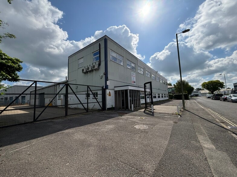 School Close, Eastleigh for sale - Building Photo - Image 3 of 5