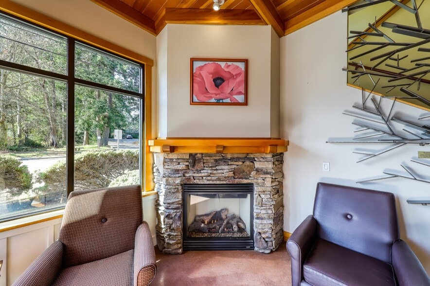 818 Madison Ave N, Bainbridge Island, WA for sale - Lobby - Image 3 of 3