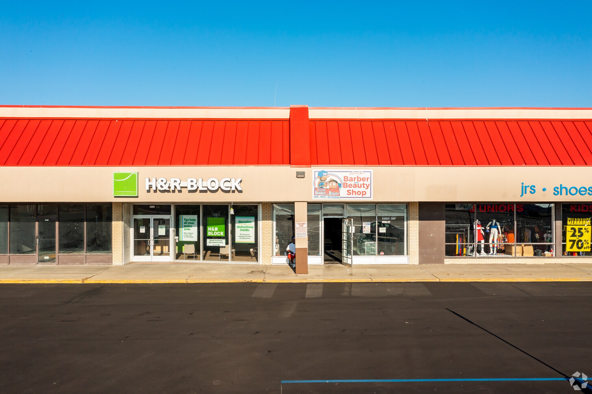 48134945 Clio Rd, Flint, MI 48504 Hallwood Plaza