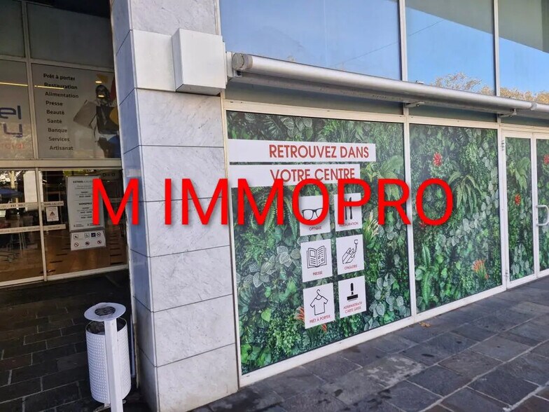 Retail in Mandelieu-la-Napoule for lease - Building Photo - Image 1 of 6