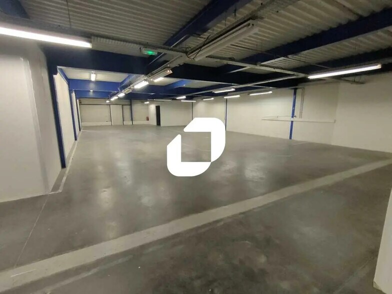 Flex in Domont for lease - Interior Photo - Image 1 of 9