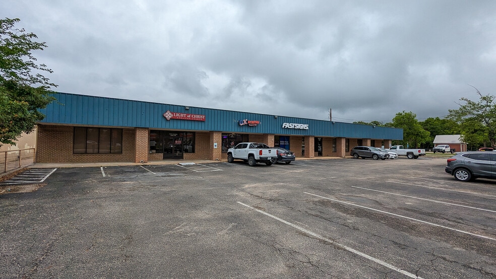 505 W University Ave, Georgetown, TX for lease - Building Photo - Image 1 of 6