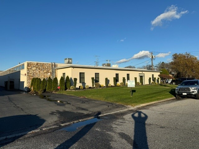 6 Ditomas Ct, Copiague, NY for sale - Building Photo - Image 2 of 11