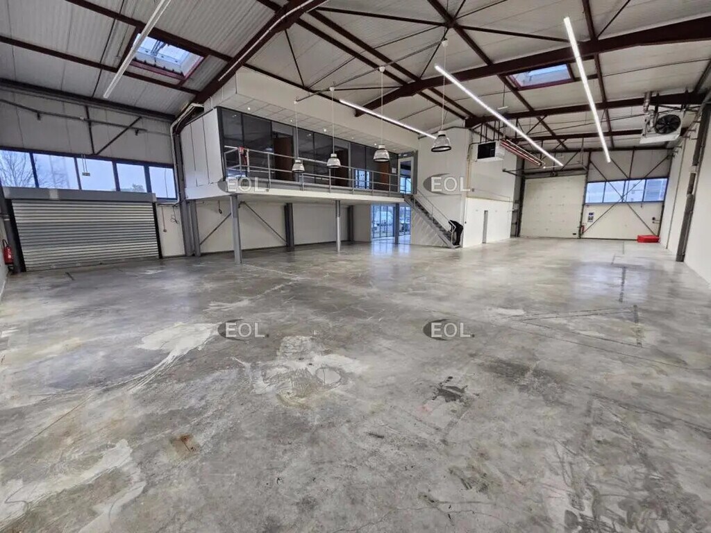 Location Local d'activités 596 m² - Photo 1