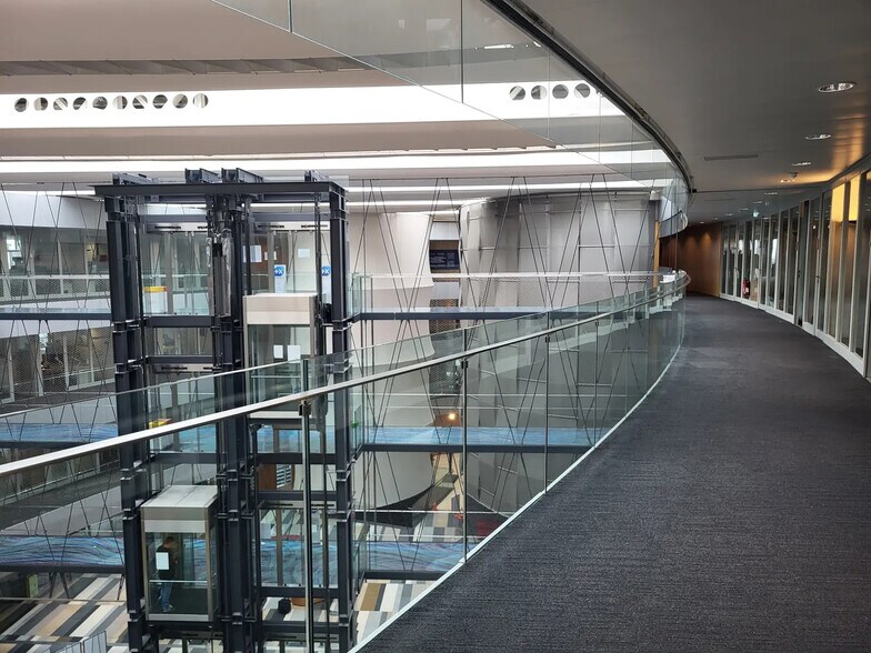 1 Rue Françoise Sagan, Saint-Herblain for lease - Interior Photo - Image 3 of 11