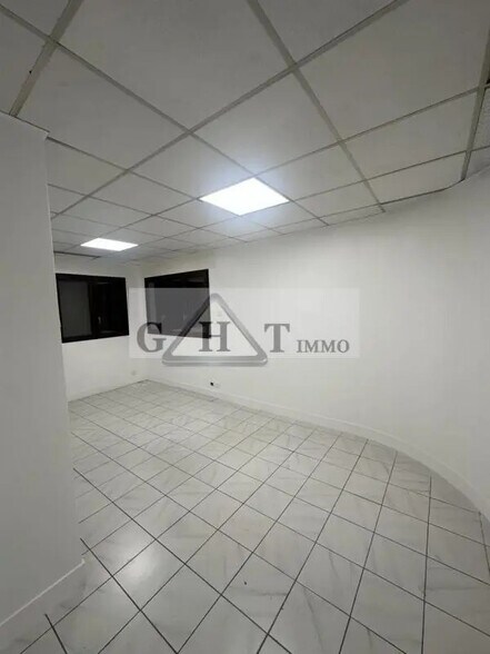 Office in Ris-Orangis for lease - Interior Photo - Image 1 of 7