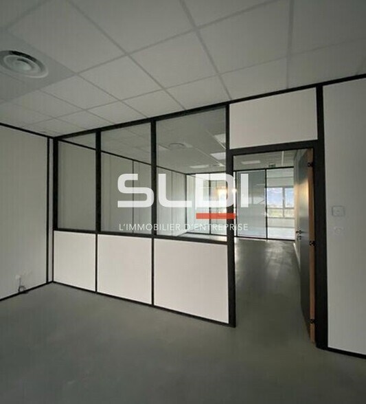 Office in Valence for sale - Building Photo - Image 2 of 6