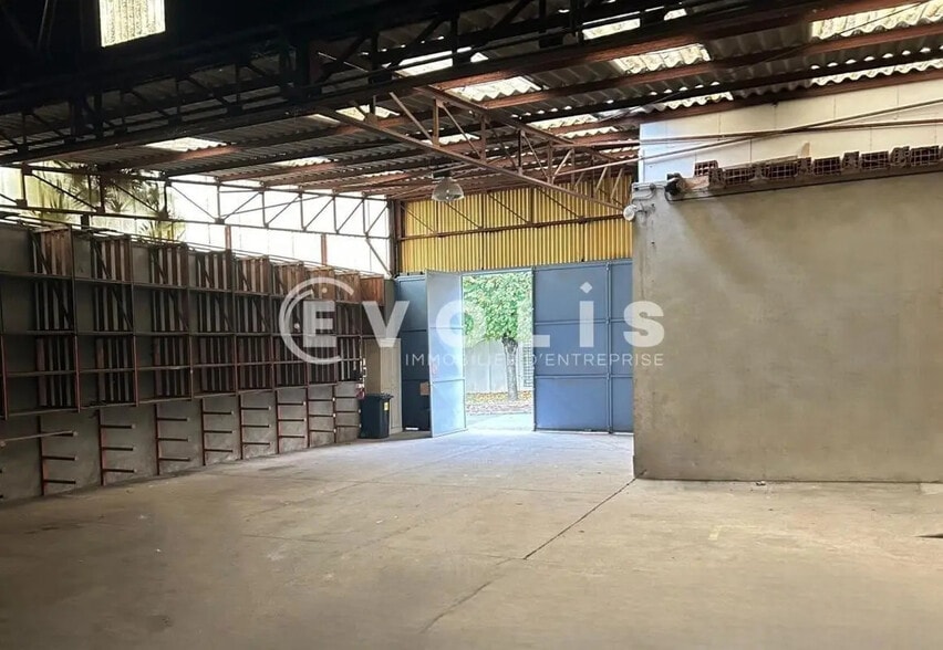 Industrial in Lardy for lease - Building Photo - Image 3 of 5