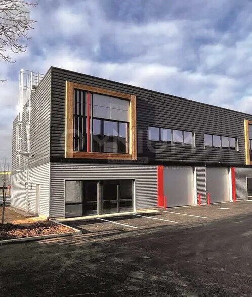 Flex in Saint-Quentin-Fallavier for lease - Building Photo - Image 2 of 4