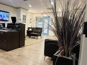 1777 Main St, Sarasota, FL for lease Interior Photo- Image 1 of 12