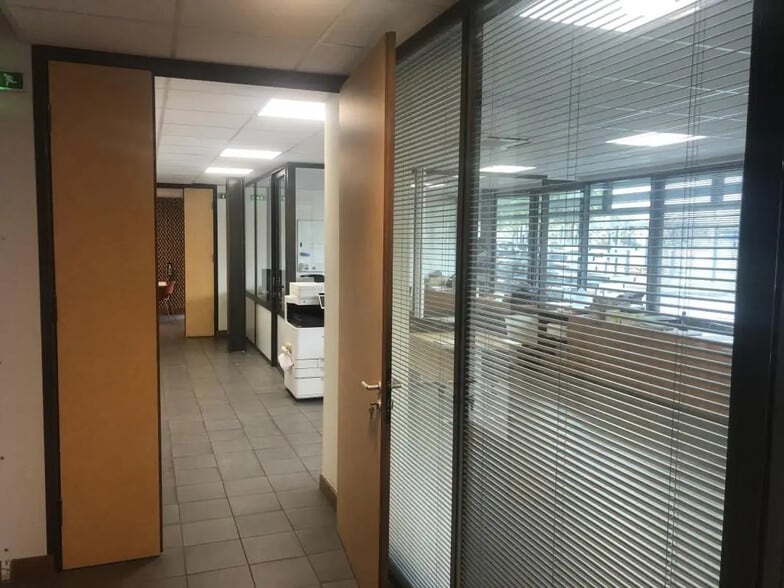 Office in Carbon-Blanc for lease - Building Photo - Image 2 of 12