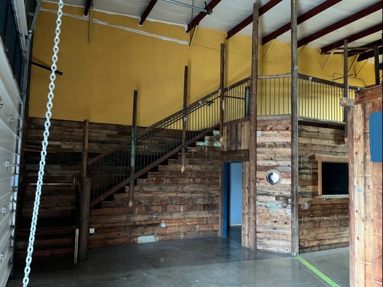 5681 Crater Lake Hwy, Central Point, OR for lease - Interior Photo - Image 2 of 14