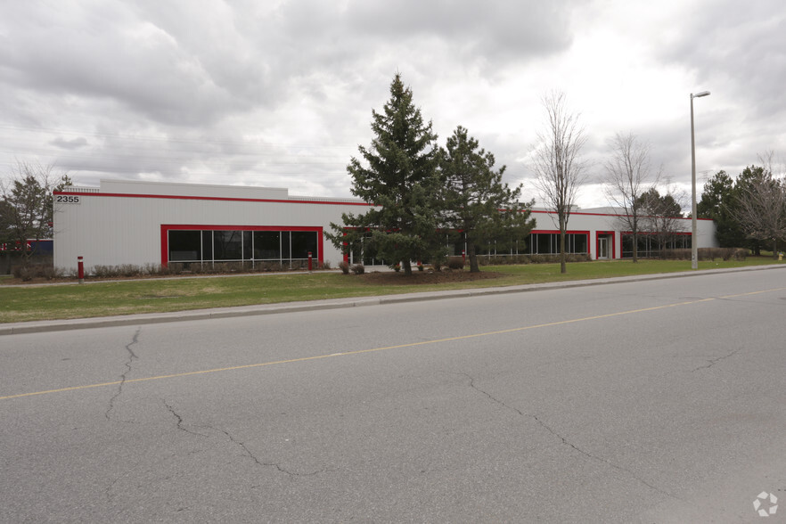 2355 St Laurent Blvd, Ottawa, ON for lease - Primary Photo - Image 2 of 4