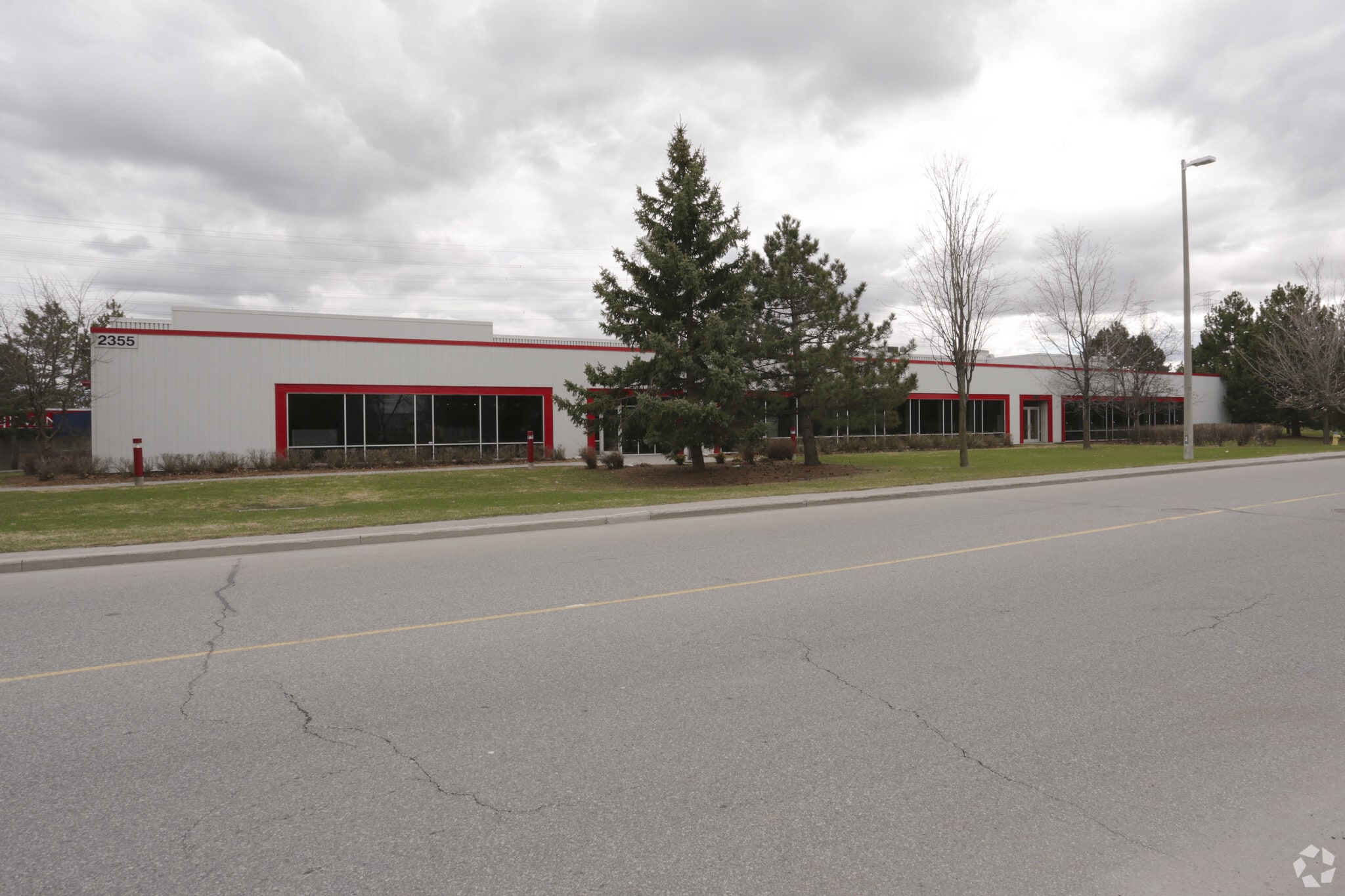 2355 St Laurent Blvd, Ottawa, ON for lease Primary Photo- Image 1 of 5