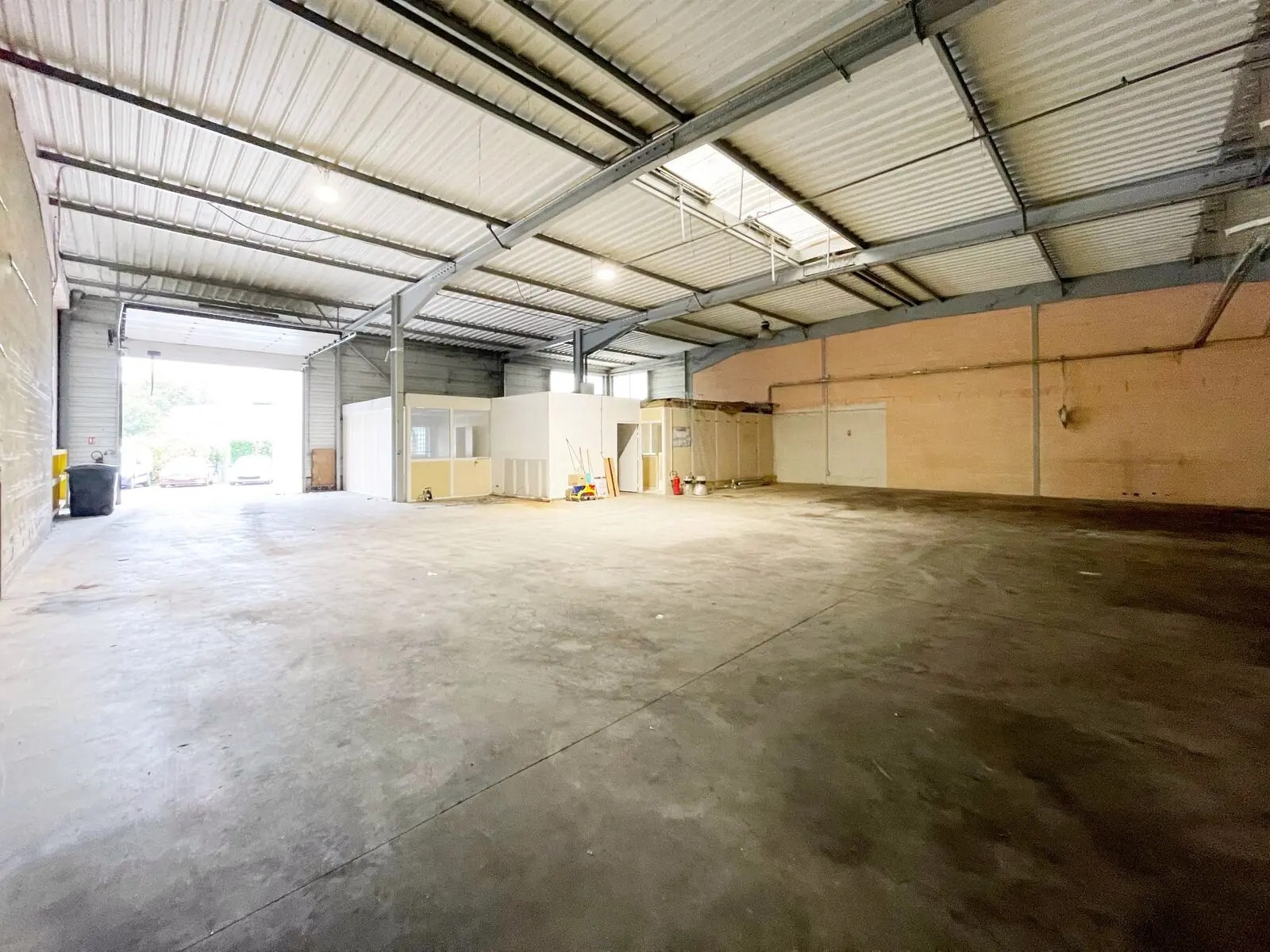 Flex in Allonne for lease Interior Photo- Image 1 of 7