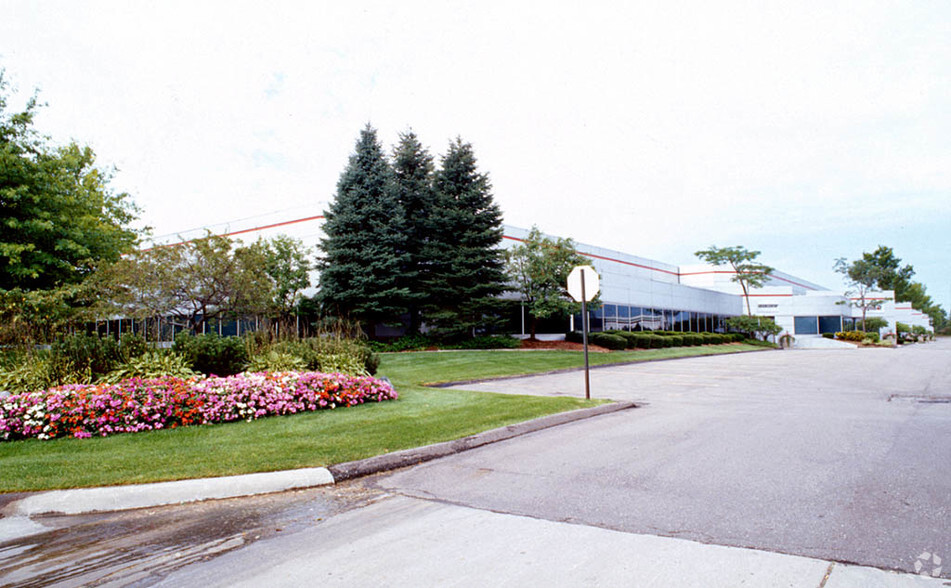 23399 Commerce Dr, Farmington Hills, MI for lease - Building Photo - Image 2 of 7