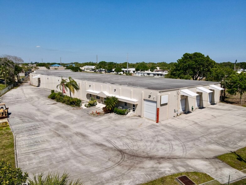 1100 17th St, Vero Beach, FL for lease - Building Photo - Image 1 of 6