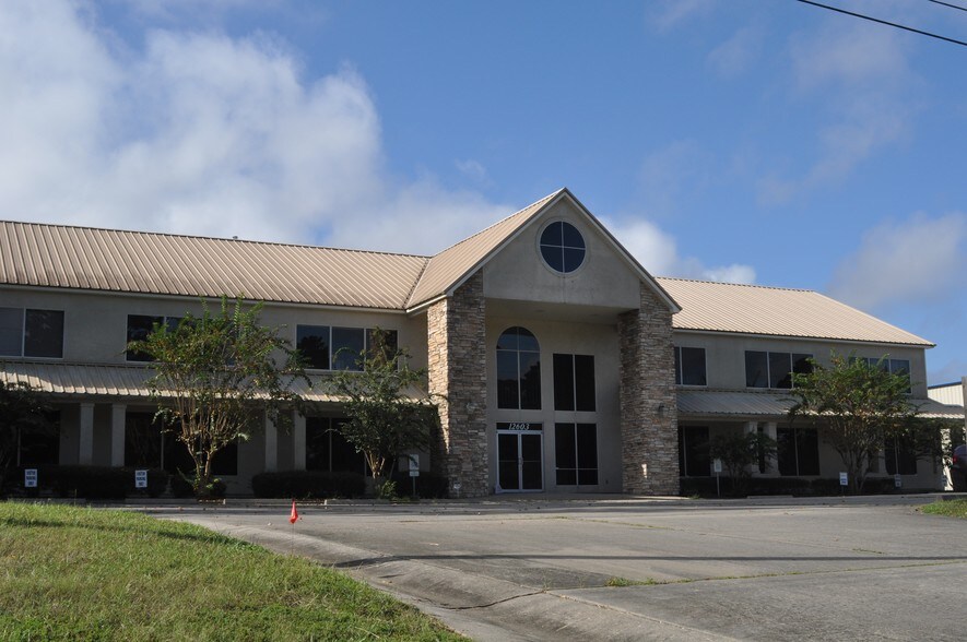 12603 Highway 105 W, Conroe, TX for sale - Building Photo - Image 1 of 1