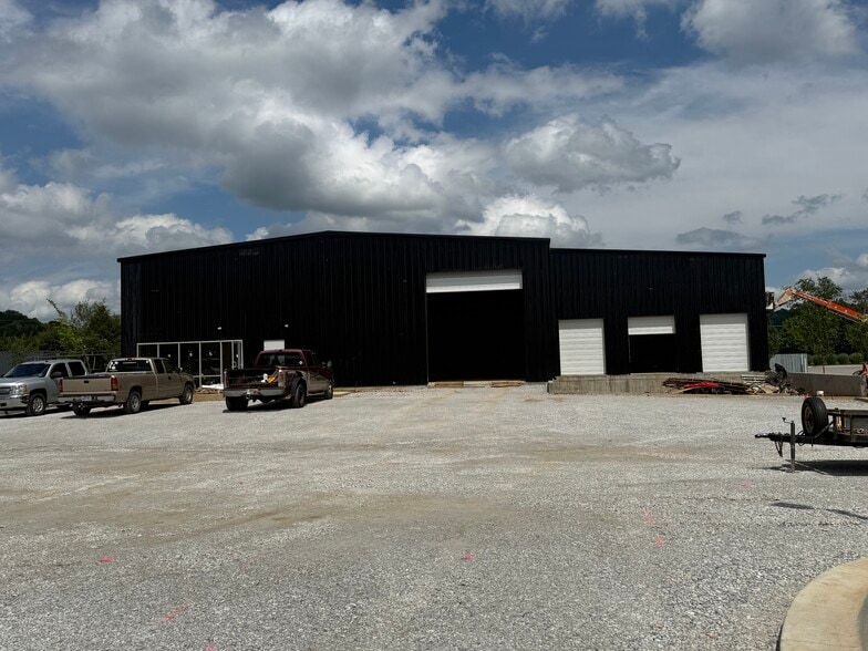 595 Kawneer dr, Springdale, AR for lease - Building Photo - Image 1 of 18