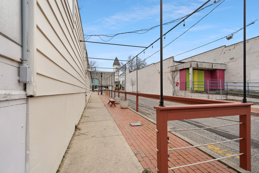 87 E Main St, Riverhead, NY for lease - Building Photo - Image 3 of 25