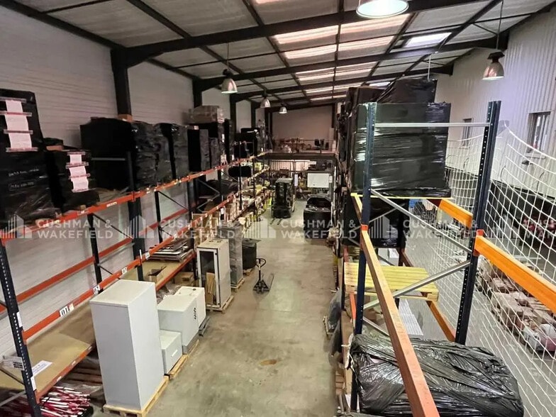 Flex in Signes for lease - Interior Photo - Image 2 of 9