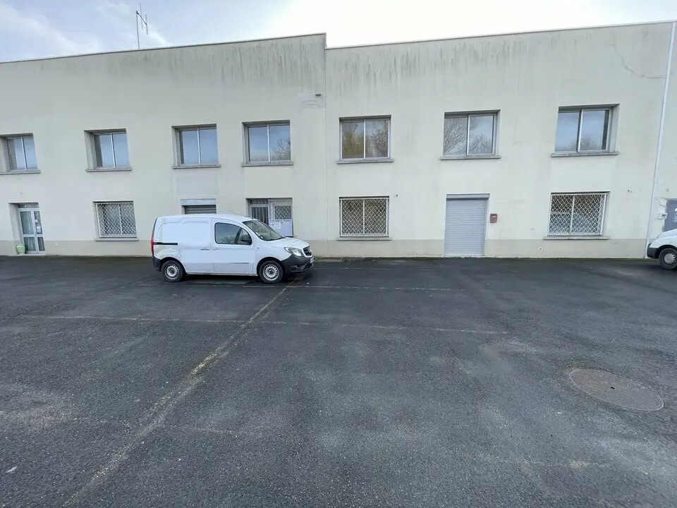 Office in Tinqueux for lease Building Photo- Image 1 of 7