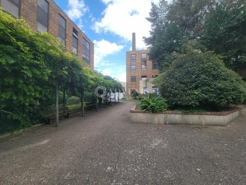 Office in Saint-Denis for lease - Building Photo - Image 2 of 9