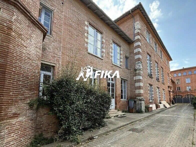 Office in Toulouse for lease - Building Photo - Image 1 of 11