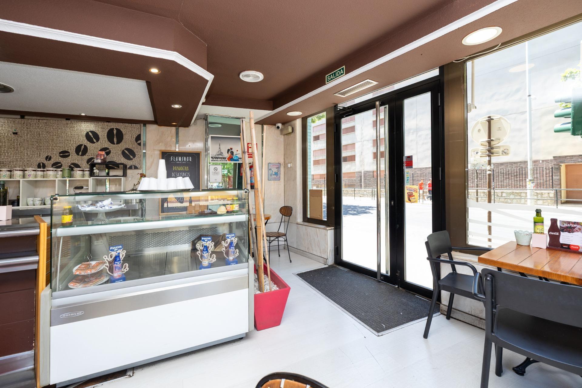Retail in Granada for sale Building Photo- Image 1 of 37