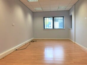 1-4 Pitreavie Ct, Dunfermline for lease Interior Photo- Image 2 of 6