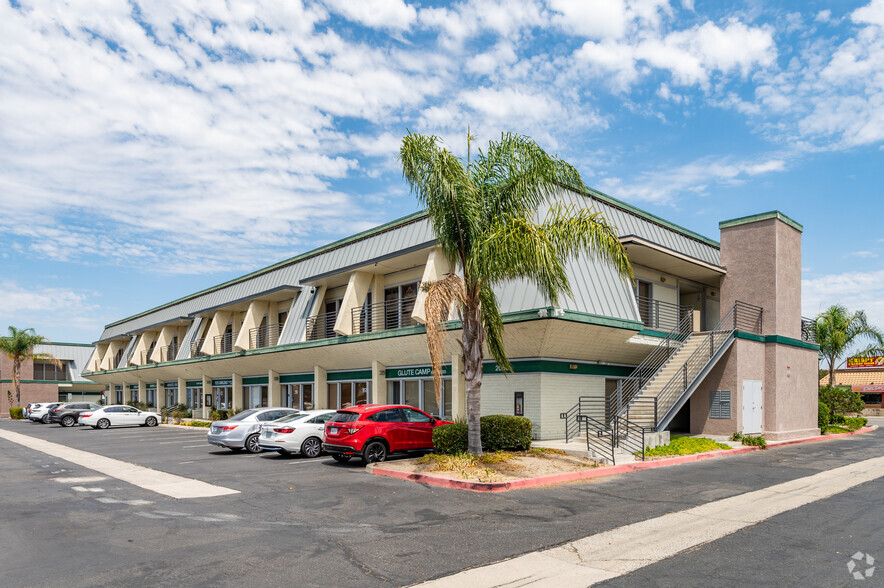 2050 W Chapman Ave, Orange, CA for lease - Building Photo - Image 1 of 15