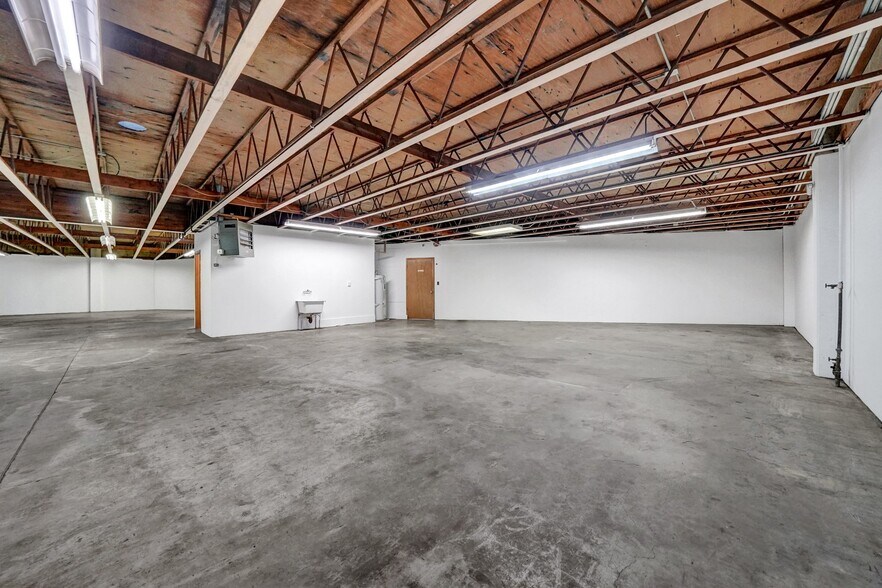 7712-WI NE Sandy Blvd, Portland, OR for sale - Interior Photo - Image 2 of 22