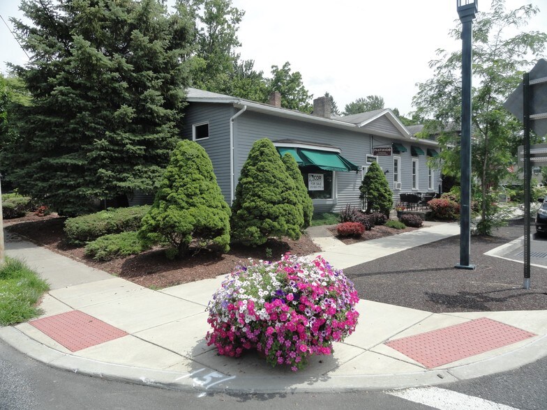 210 Brooklea Dr, Fayetteville, NY for sale - Building Photo - Image 1 of 1