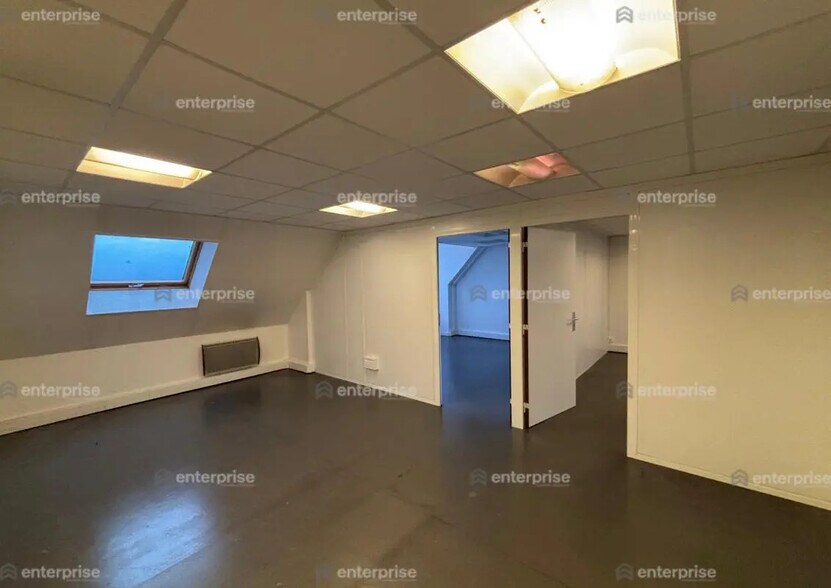 Office in Amiens for lease - Building Photo - Image 2 of 5