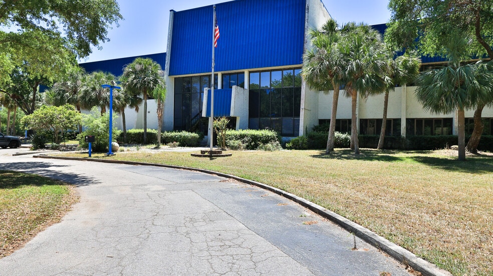 2 Commerce Blvd, Palm Coast, FL for lease - Building Photo - Image 3 of 39