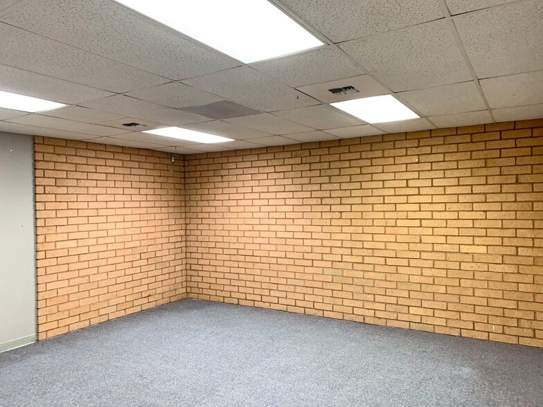 1441-1443 E El Monte Way, Dinuba, CA for lease - Interior Photo - Image 2 of 5