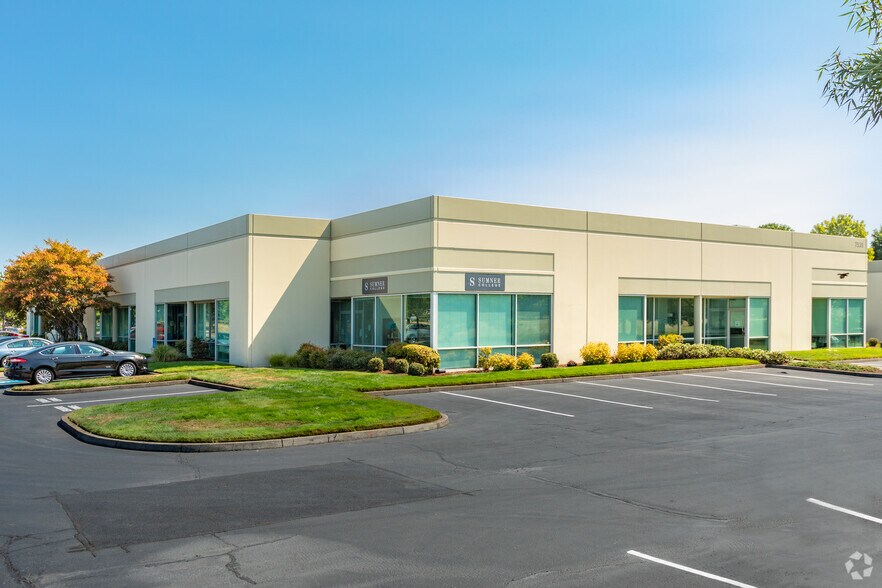 7535 NE Ambassador Pl, Portland, OR for sale - Primary Photo - Image 1 of 4