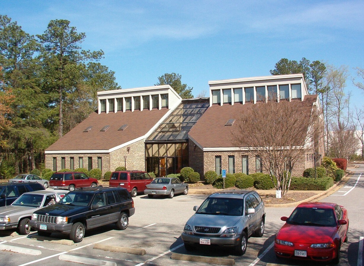 525 Oyster Point Rd, Newport News, VA 23602