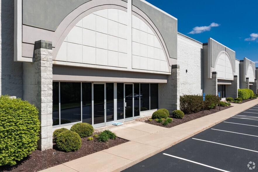 7453 Empire Dr, Florence, KY for lease - Building Photo - Image 2 of 4